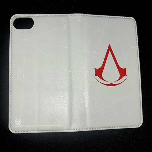 実際の商品はカメラのための穴が写真のようになっております