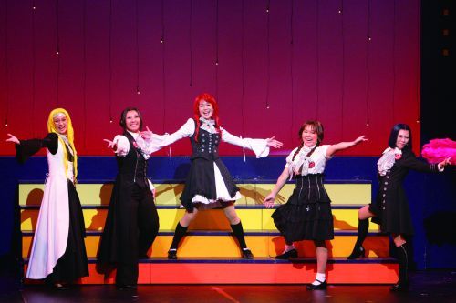 華やかなオープニングレビュウ！　新衣装も華やかに、楽しい歌とダンスで魅せます。