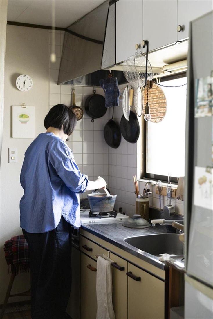 幸せな小さな台所 夫婦ふたり、狭いキッチンの食事と収納