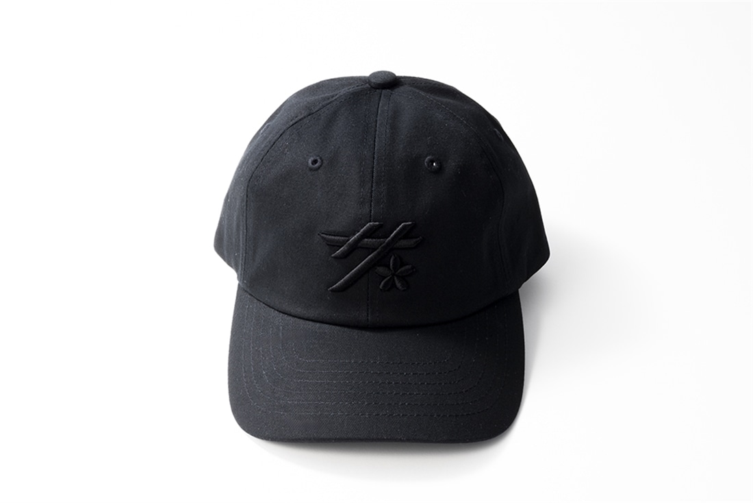 サクラナイツ　刺繍ロゴキャップ＋ピンバッジ　岡田紗佳　【イラスト：ふんぼ】