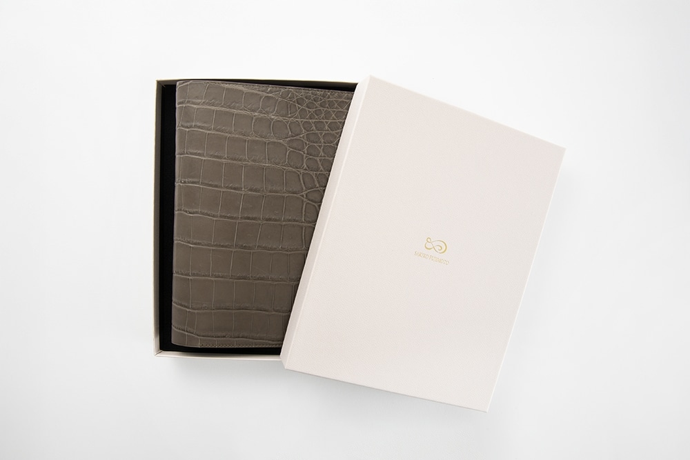 藤本さきこ　クロコダイル手帳カバー【トープグレー×チョコ】