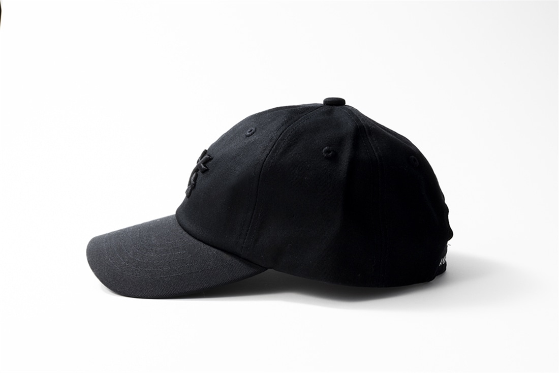 サクラナイツ　刺繍ロゴキャップ＋ピンバッジ　岡田紗佳　【イラスト：ふんぼ】