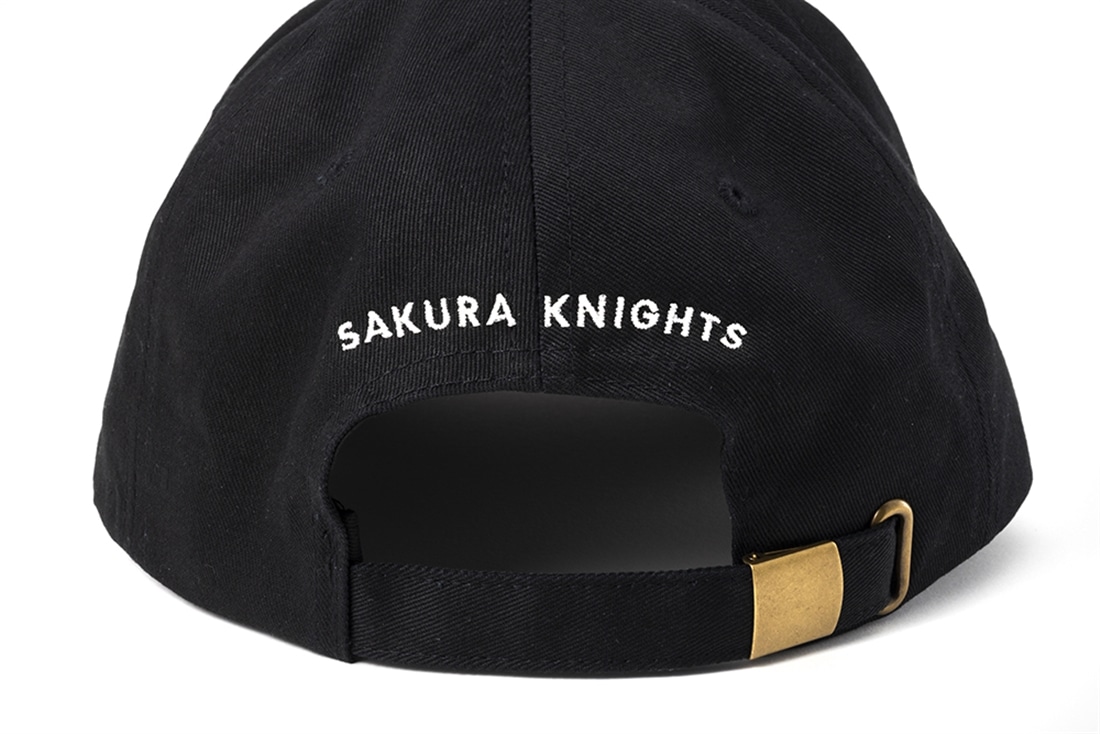 サクラナイツ　刺繍ロゴキャップ＋ピンバッジ　岡田紗佳　【イラスト：ふんぼ】