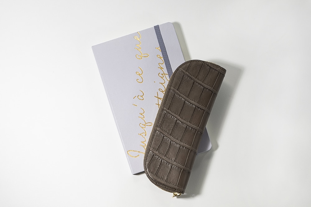 藤本さきこ　クロコダイルペンケース【トープグレー×チョコ】