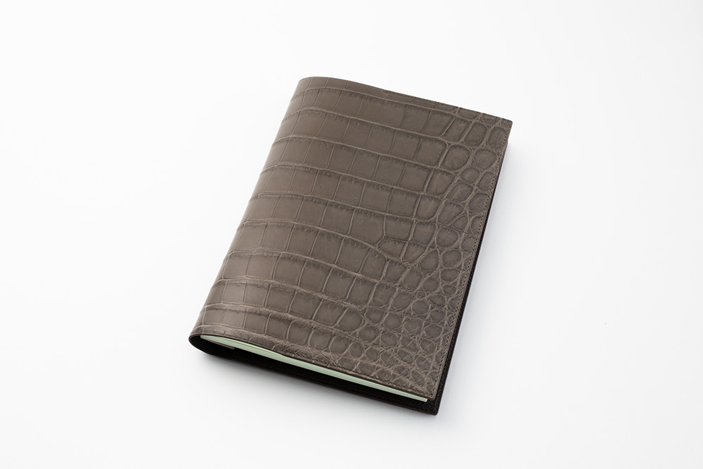 藤本さきこ　クロコダイル手帳カバー【トープグレー×チョコ】