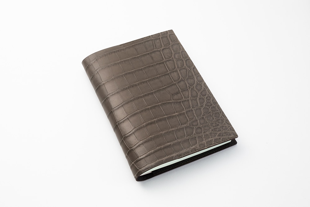 藤本さきこ　クロコダイル手帳カバー【トープグレー×チョコ】