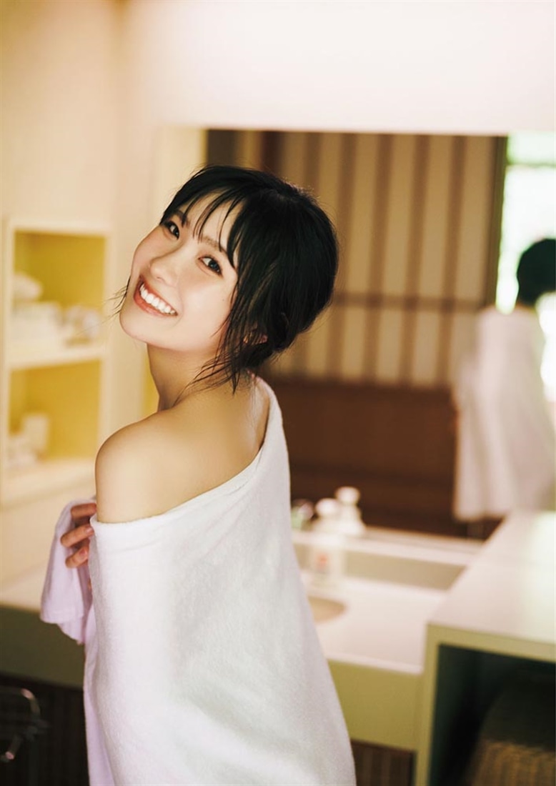 坂倉花 1st写真集 Blooming