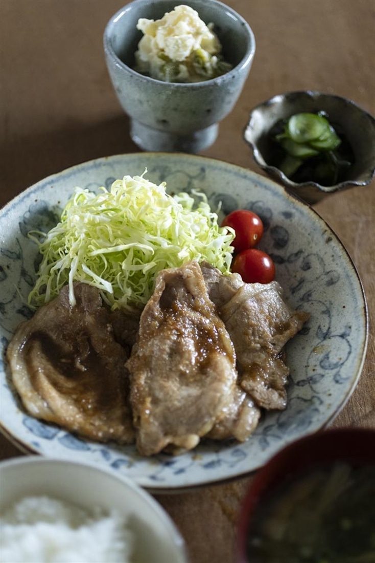 幸せな小さな台所 夫婦ふたり、狭いキッチンの食事と収納