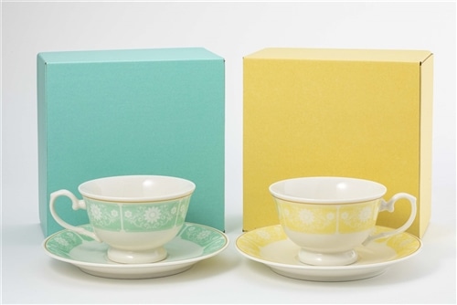 『二度目の異世界、少年だった彼は年上騎士になり溺愛してくる』　ルークとサラのペアカップ＆ソーサー