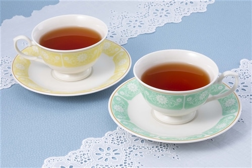 『二度目の異世界、少年だった彼は年上騎士になり溺愛してくる』　ルークとサラのペアカップ＆ソーサー