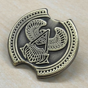 アサシン クリード　オリジンズ　バエク　シールドピンバッジ※2025年11月中旬出荷分
