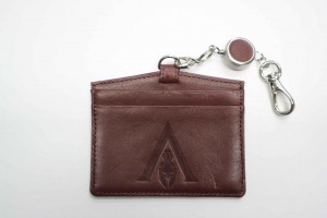 アサシン クリード オデッセイ　本革製パスケース（伸縮ストラップ付）
