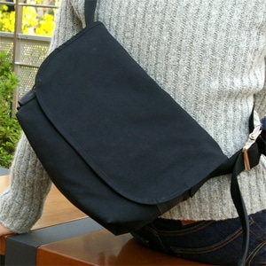 YOU:TA フェイクスエード メッセンジャーバッグ